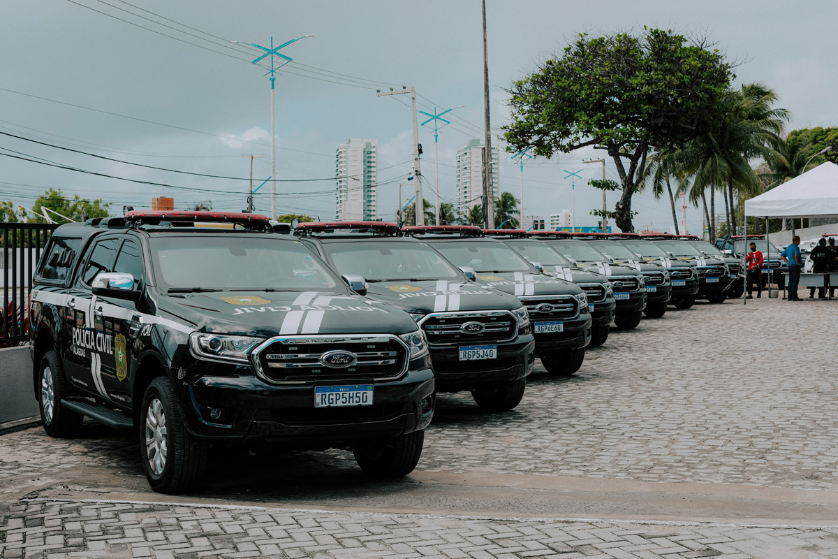 Governador entrega viaturas e armamento à Segurança Pública