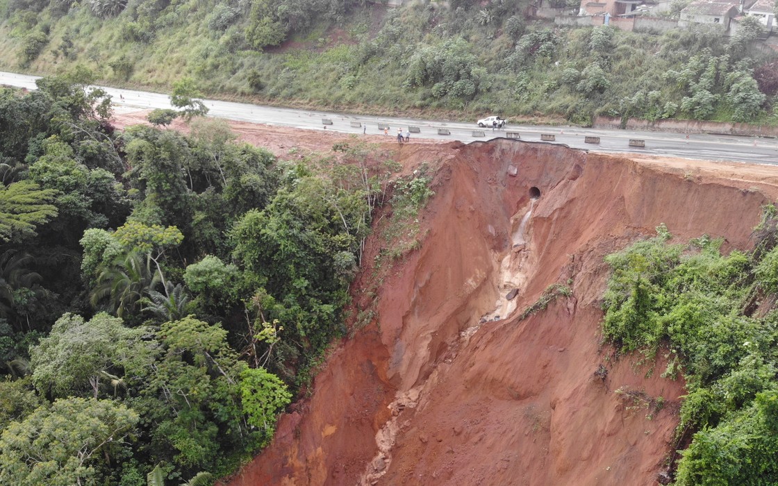 Queda de barreira na BR-101 gera aumento no tráfego de carretas em rodovias do interior de AL