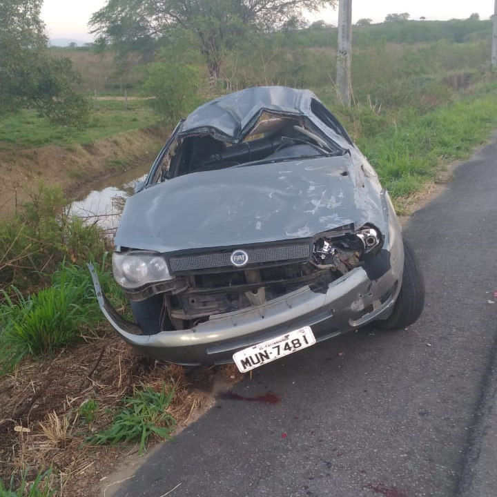 Motorista fica gravemente ferido após capotamento de carro na AL-120, em Major Izidoro