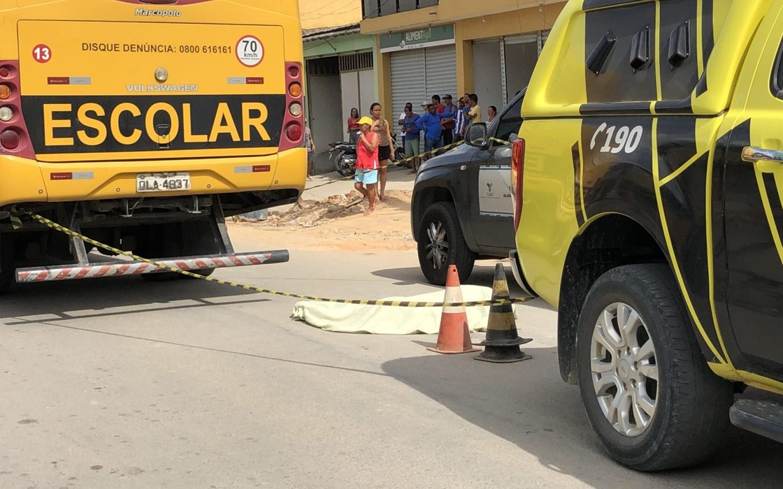 Adolescente morre após cair de ônibus escolar e ser atropelado pelo veículo